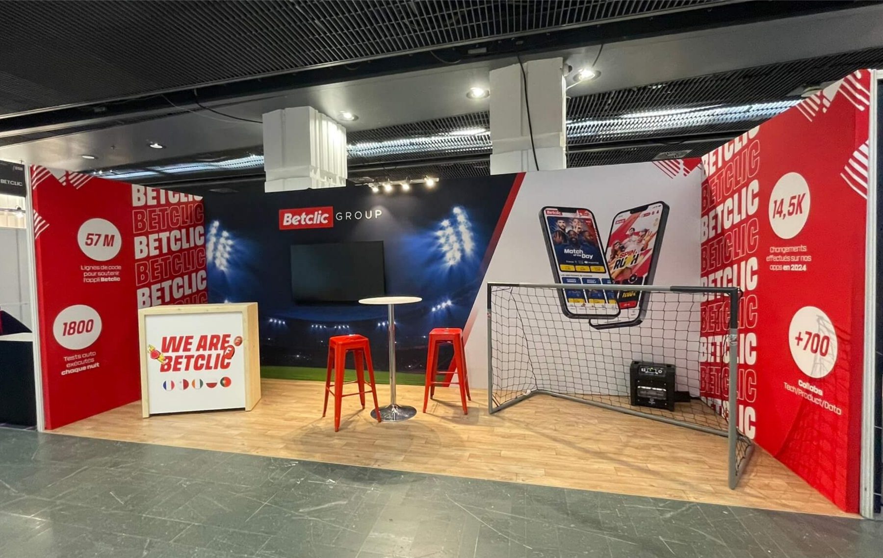 Stand Betclic, mini-terrain de football et tabourets rouges