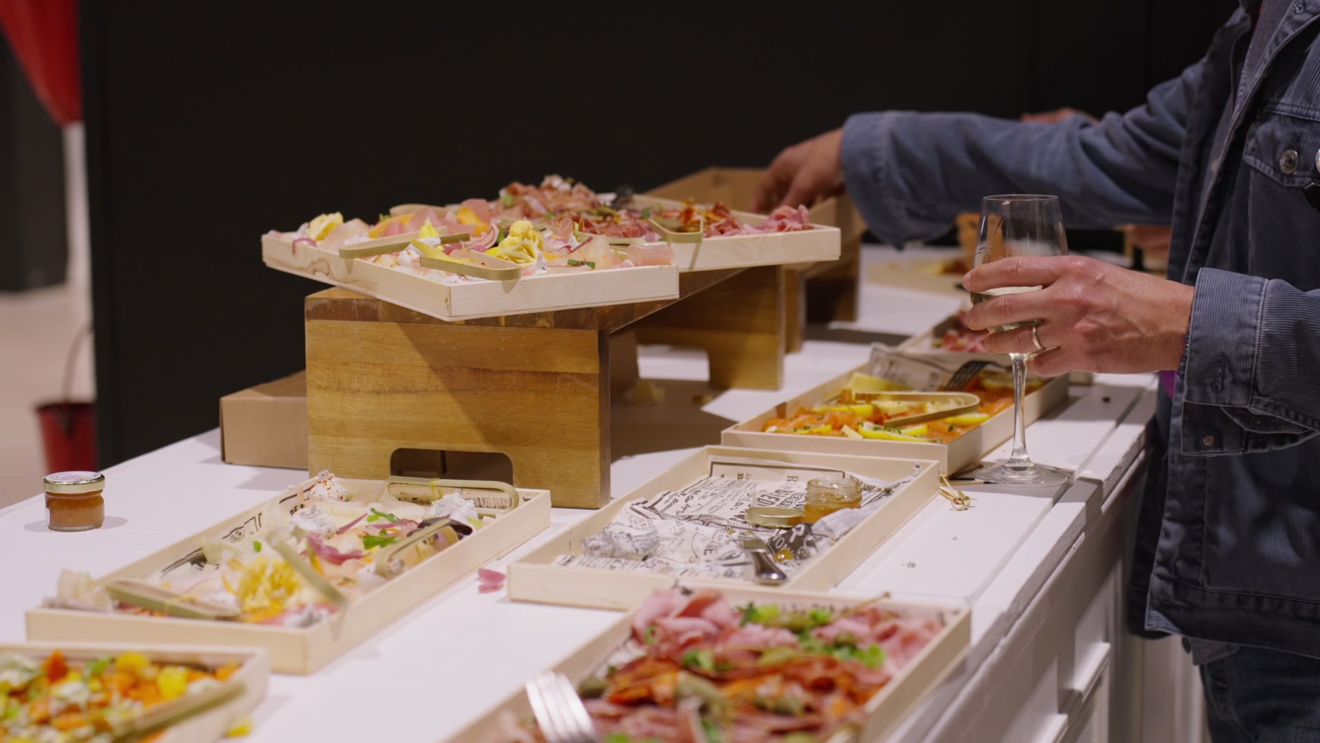 Buffet traiteur servi sur plateaux en bois pendant une conférence