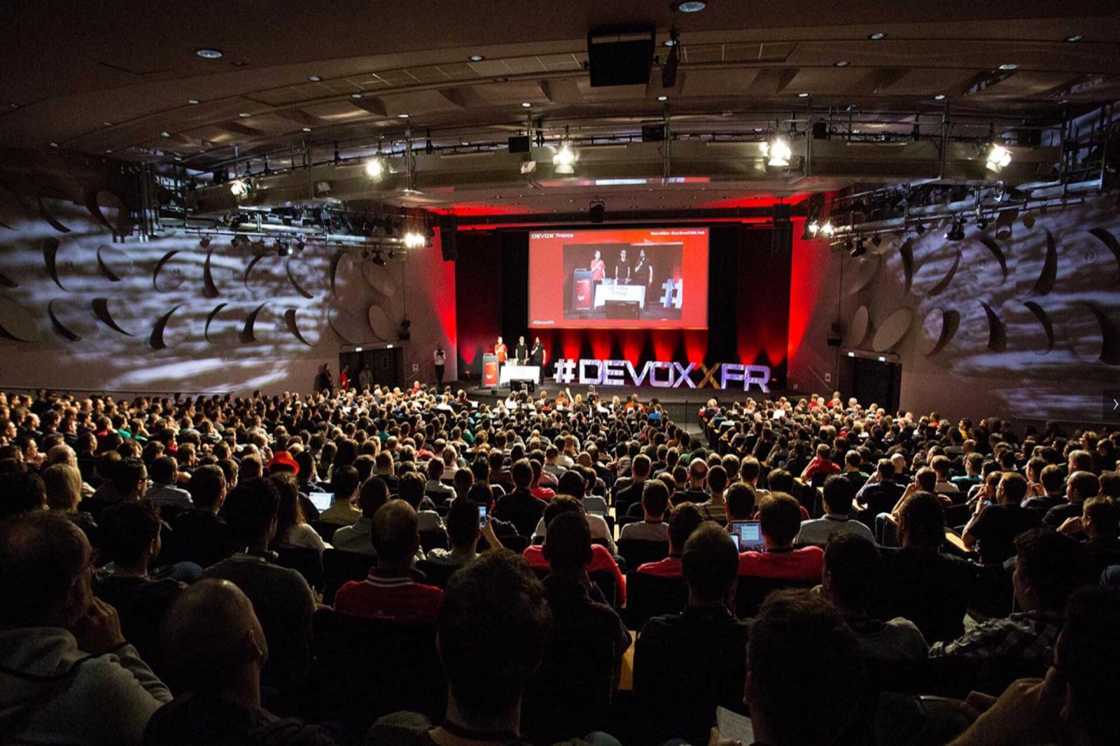 La salle plénière de Devoxx France au Palais des Congrès de Paris, pleine