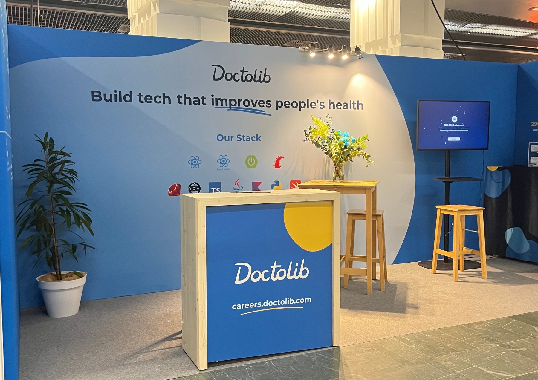 Stand Doctolib bleu et jaune avec comptoir