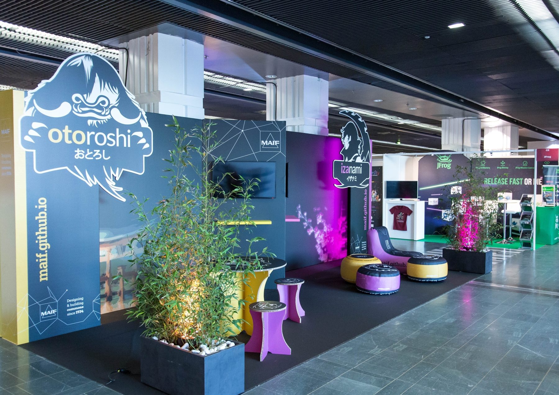Stand MAIF pour Otoroshi, plantes et éclairage violet