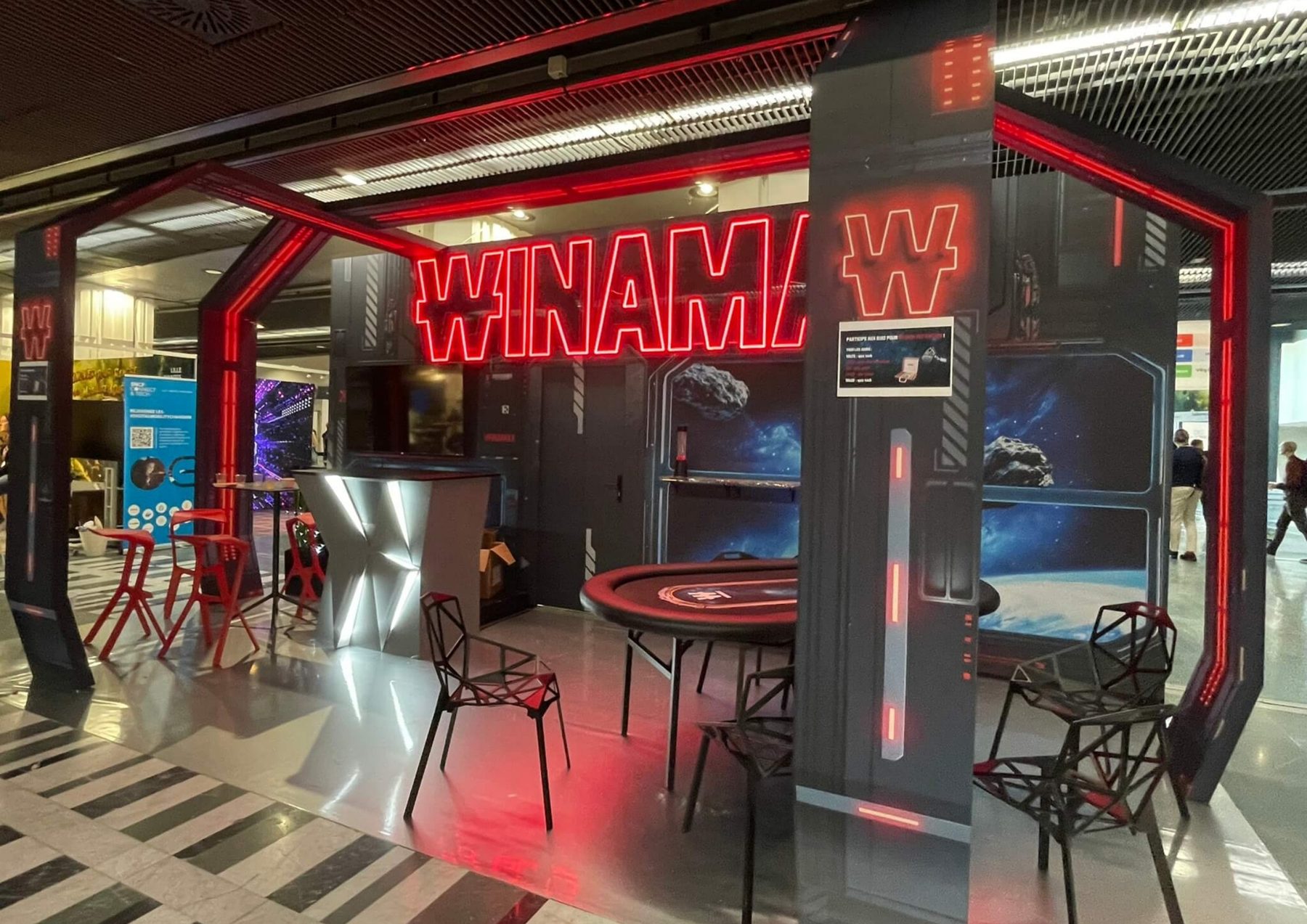 Stand Winamax, structure en arches et néons rouges