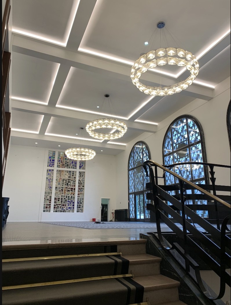 Salle de réception avec lustres et vitraux
